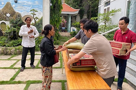 Vietnamese Carmelites Feed the Masses